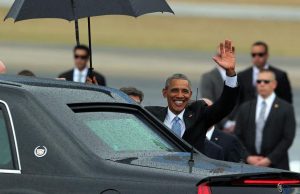 Obama saludando al publico cubano