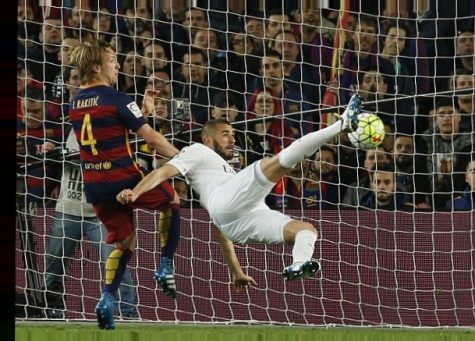Benzema attempts to strike the ball in. However, his bicycle kick doesn't go in.