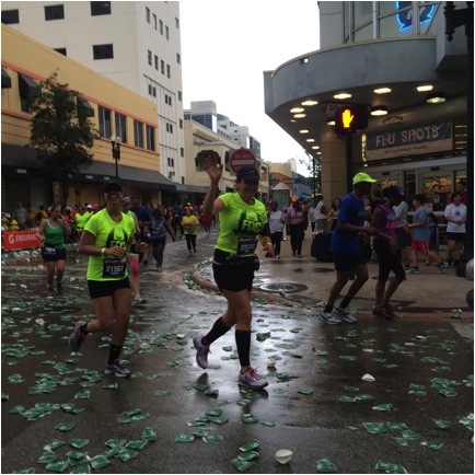 Iraida Guedes orgullosamente saluda a su familia mientras corre el Maraton.