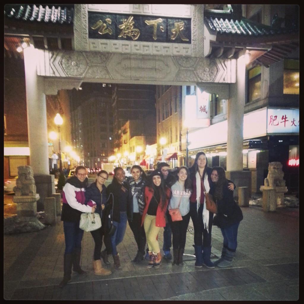 Paula Burkhart, Jessie Wang, Alyah Symes, Maya Iskanderani, Maria Victoria Paredes, Elliot Kutmus, Daisy Vasquez, Rebecca Landsea, y Maria Estrada disfrutan de Chinatown.