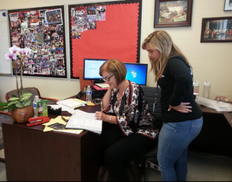 La Sra. Suarez ocupada trabajando con Patricia Passwaters.