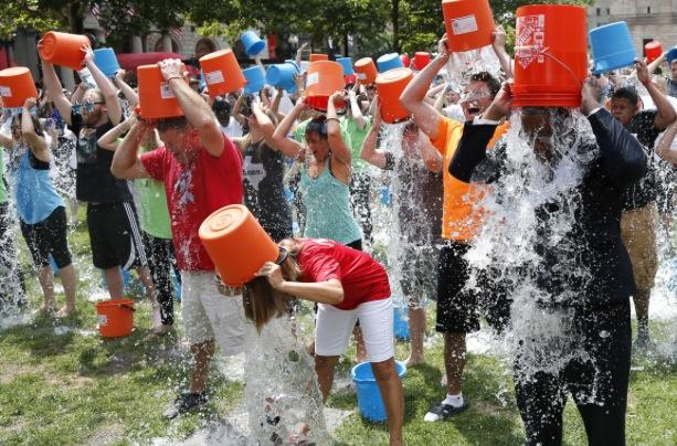 Un grupo en Los Angeles cumpliendo con en Ice Bucket Challenge.