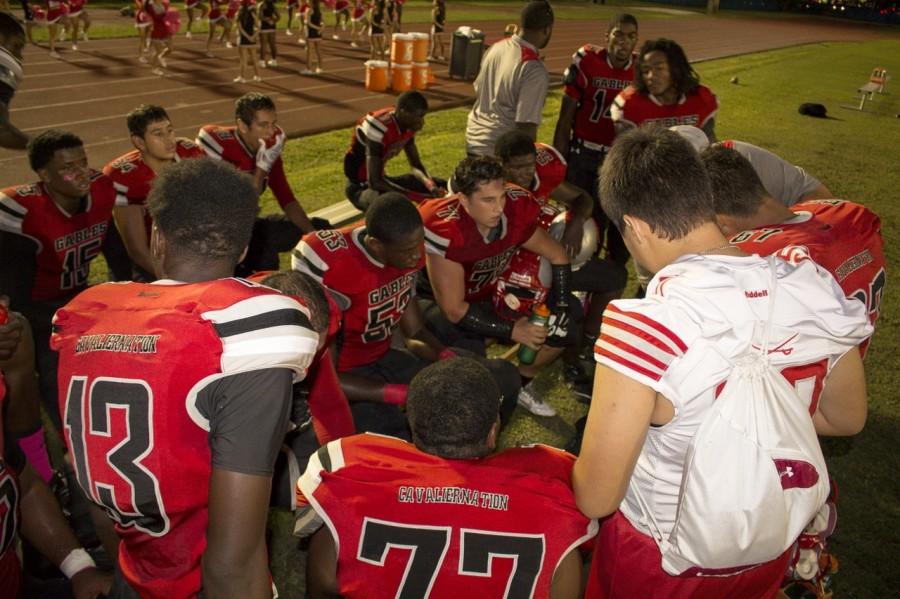 Cavaliers come together as a team - water break! 