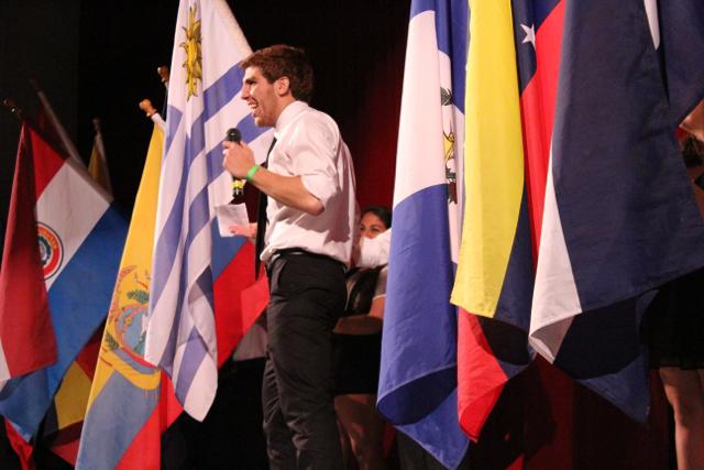 Alejandro Arzola, estudiante de onceno grado, presenta los diferentes paises.