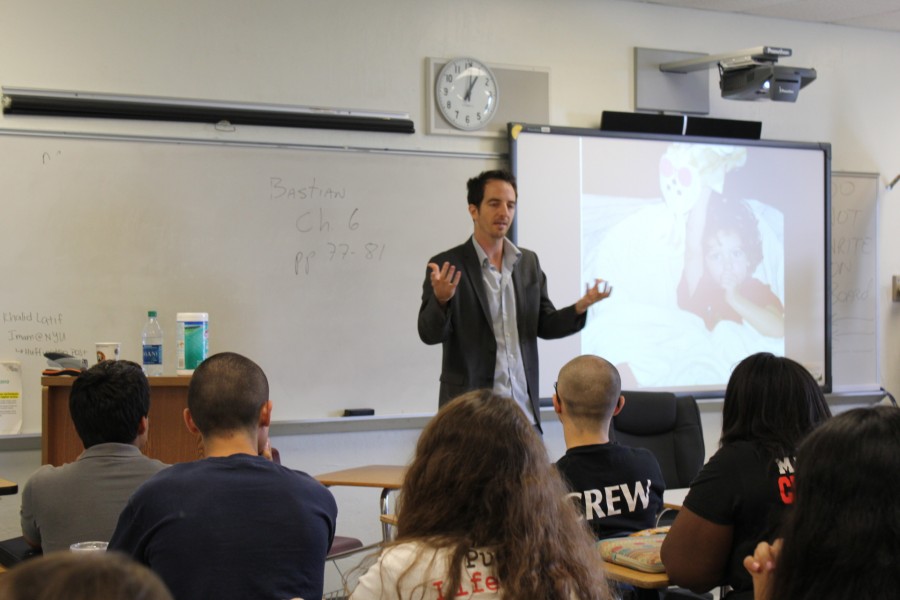 Ilan Grapel tells his story to high school students.