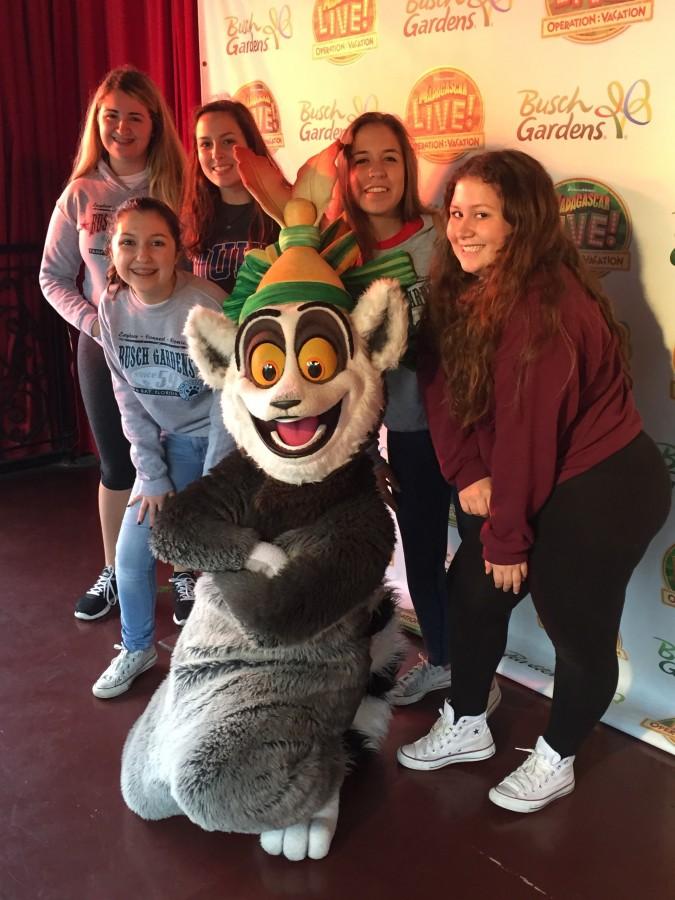 Estudiantes de onceavo grado disfrutan un día en Busch Gardens