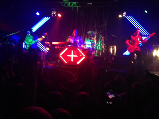 Walk the Moon on stage singing Anna Sun.