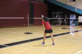 Kelsy Pacheco, estudiante de décimo grado, juega bádminton. 