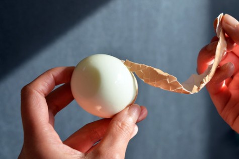 Peeling eggs becomes much easier when they boil in water with baking soda!