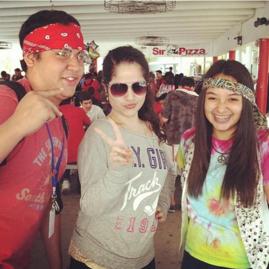Tres amigos luciendo sus disfrases hippie en la semana de espiritu escolar.