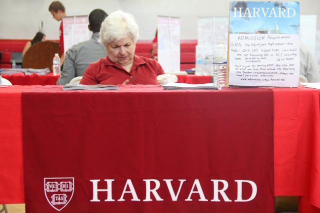 Cavs Meet Representatives at Annual College Fair