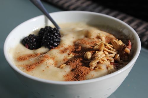‘Nanas Ice Cream: Topped with cinnamon, granola and blackberries.
