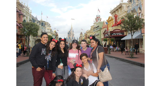 Los estudiantes de noveno grado posan en la calle principal de Magic Kingdom. 