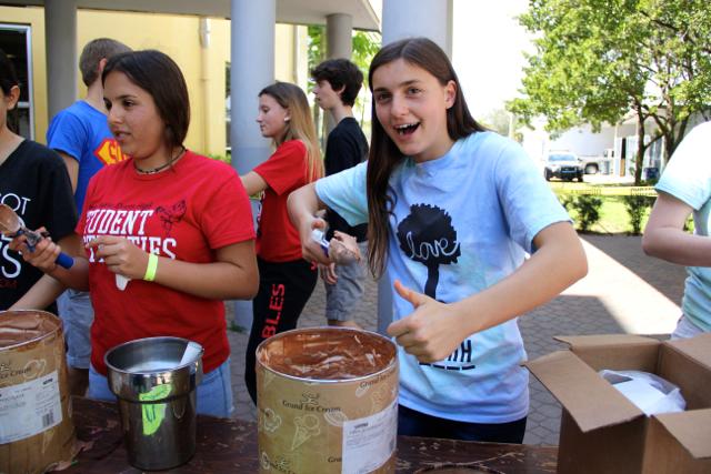 Seniors+Enjoy+Annual+Sundaes