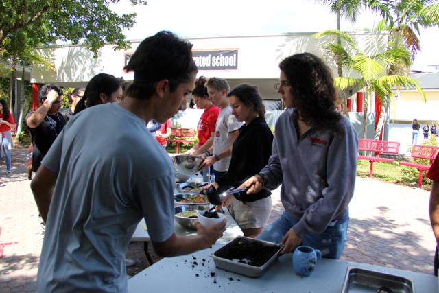 Seniors+Enjoy+Annual+Sundaes