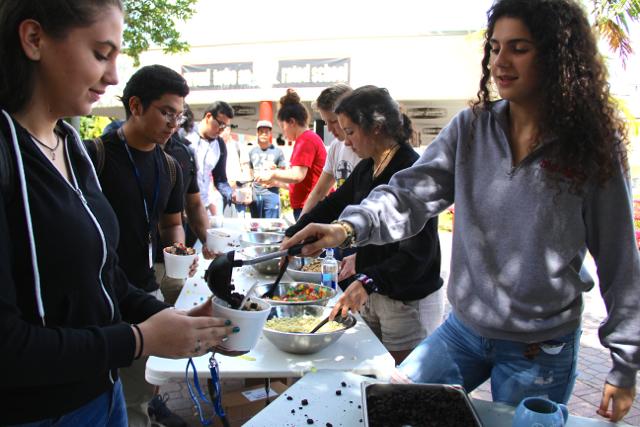 Seniors Enjoy Annual Sundaes