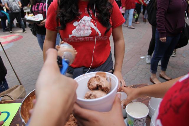 Seniors Enjoy Annual Sundaes