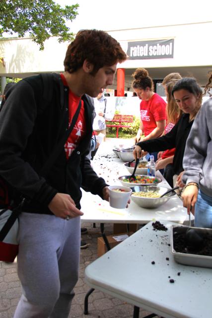 Seniors+Enjoy+Annual+Sundaes