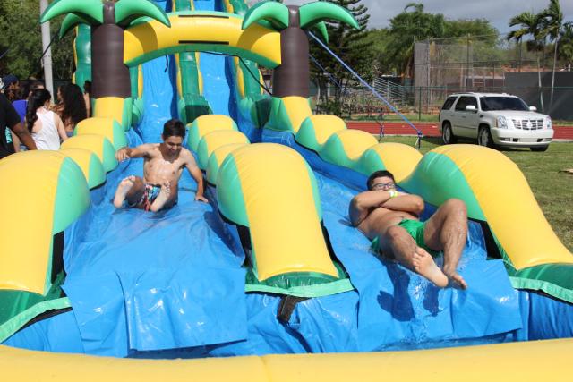 Seniors Bond at Annual Picnic