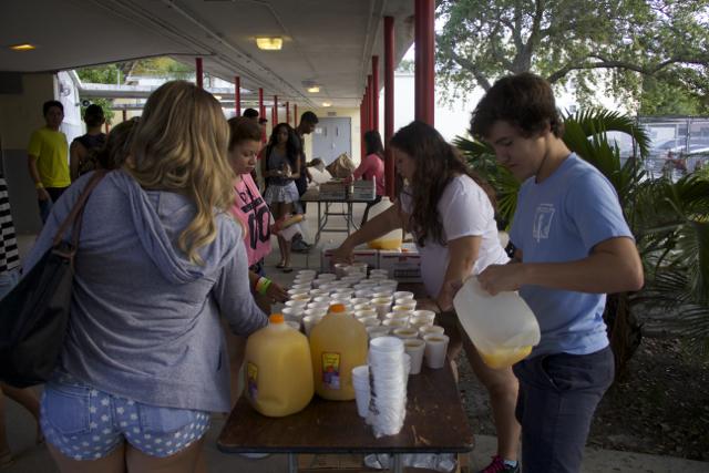 Seniors+Bond+at+Annual+Picnic