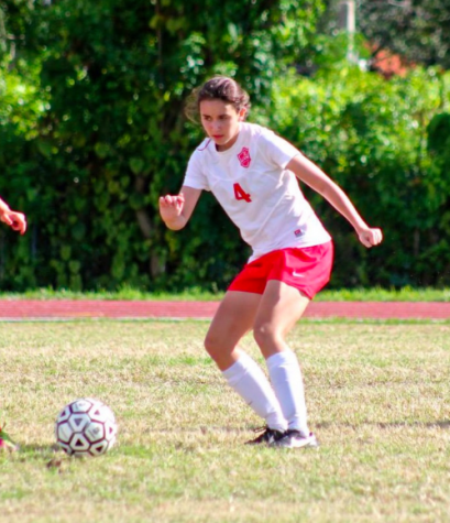 Amy Ransom races to retrieve the ball before her opponent.