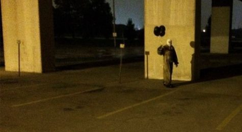Payaso merodeando por la calle