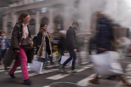 Miles de personas aprovechan las ofertas del viernes negro. 