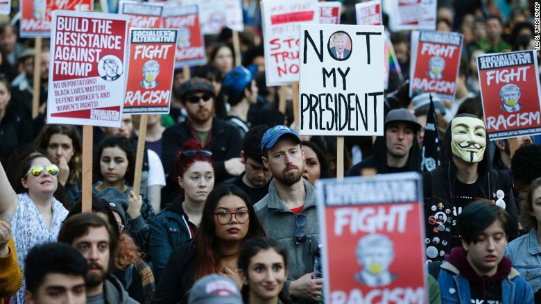 Manifestantes en Oregon protestan en contra de Trump. 