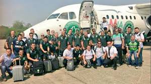 El equipo de fútbol del Chapecoense posa frente al avión que cayó antes de aterrizar en Medellín.