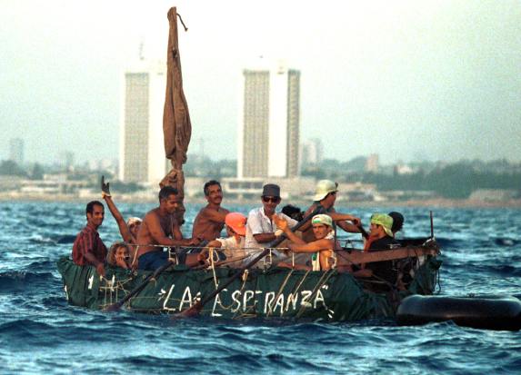 Un grupo de cubanos  en un bote arriban a las costas de los Estados Unidos mientras Cuba presenta problemas económicos y políticos que provocan que los cubanos se lancen al océano en busca de esperanza.