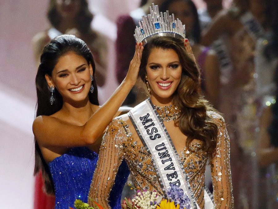 Former+Miss+Universe+Pia+Wurtzbach+crowns+Miss+France%2C+Iris+Mittenaere%2C+as+the+new+Miss+Universe.