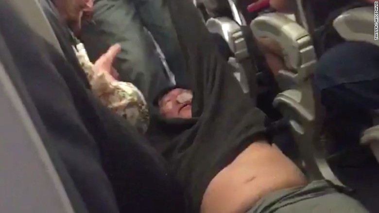 Un pasajero Asiático de un vuelo de United Airlines ha sido removido del vuelo. . 