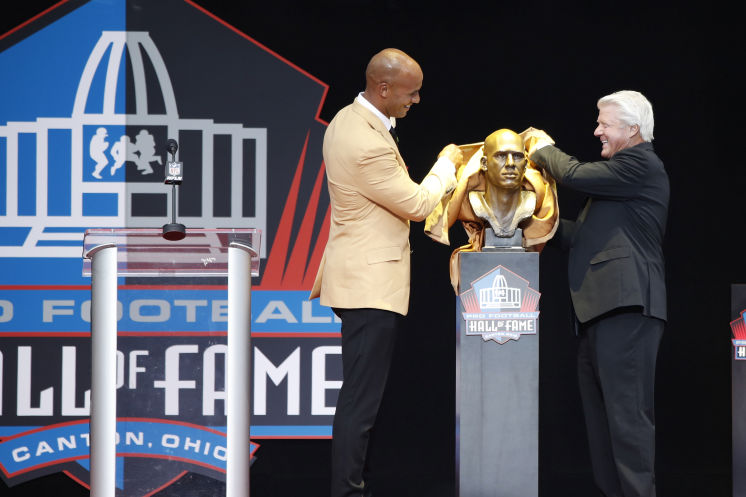 Golden Glory! Jason Taylor unveils his statue during the 2017 enshrinement ceremony.