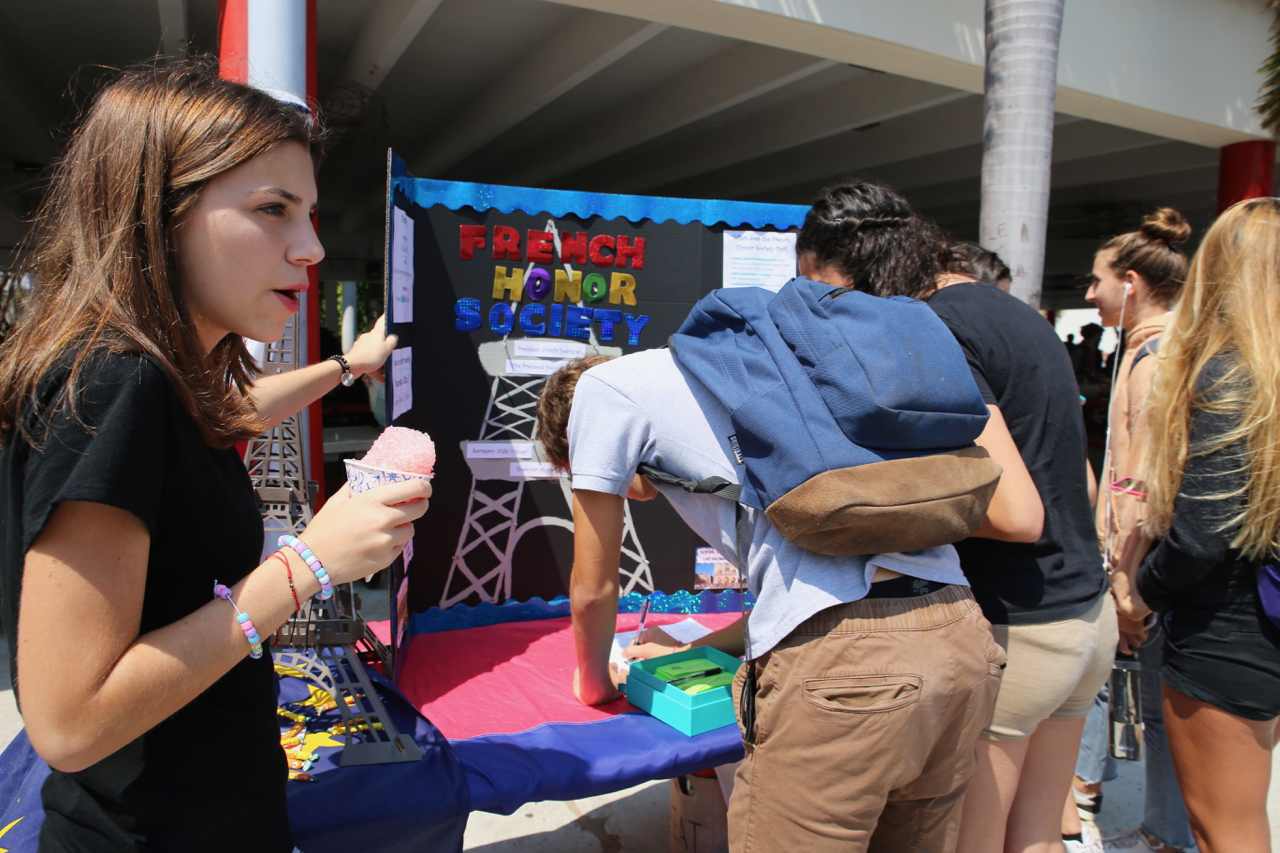 Students sign up for French Honor Society.