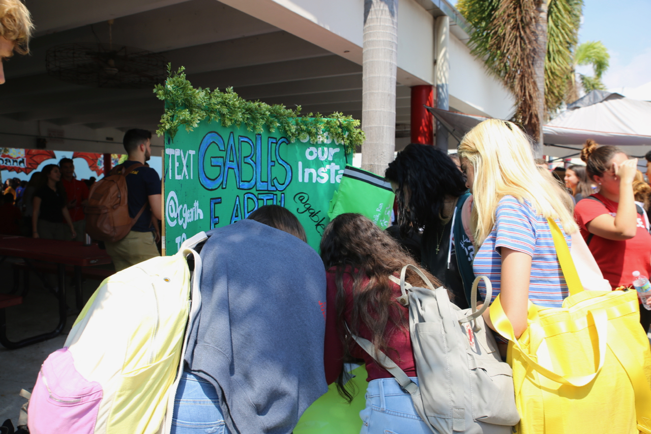 Students sign up for Gables Earth during Club Fair.