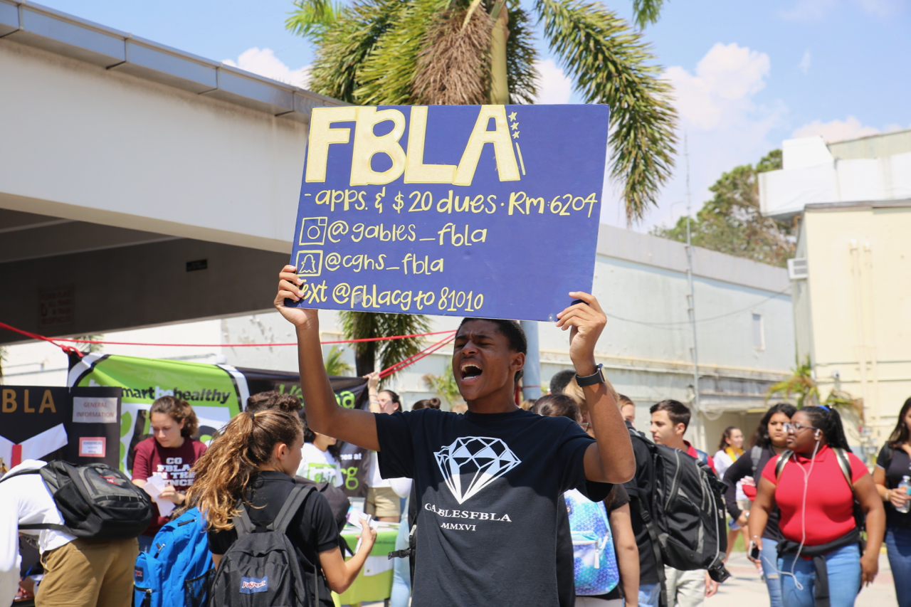 Senior Keyshawn Felton recluta miembros para el club FBLA en la feria de clubs del año anterior.