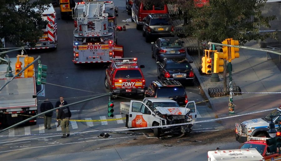 Equipos de emergencia asisten a la escena de un incidente alegado en West Street, en Manhattan, Nueva York, Estados Unidos, 31 de octubre de 2017.  