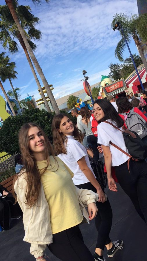 Alessia Casas, Laia Gonzales and Isa Escudero smile for a picture.