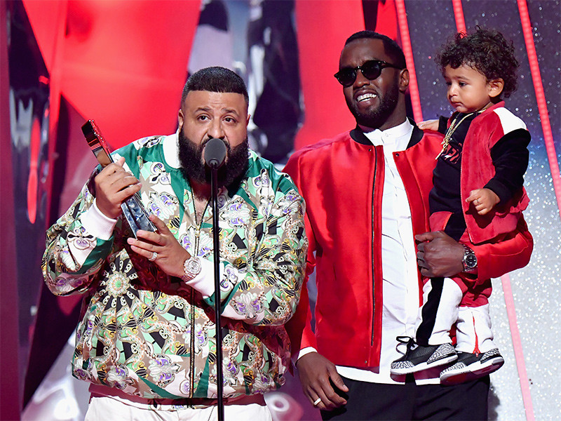 DJ Khaled anunciando los ganadores de las diferentes categorias