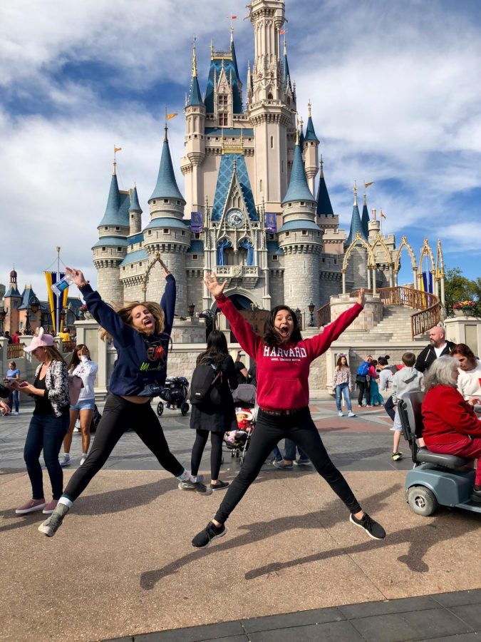 Disfrutando de las magia de Disney, en GradBash,senior Ximena Puig y Grace Sedaghatpisheh posando muy alegres frente al Castillo de Cenicientas, demostrando así que la magia existe, está en la familia y amigos.