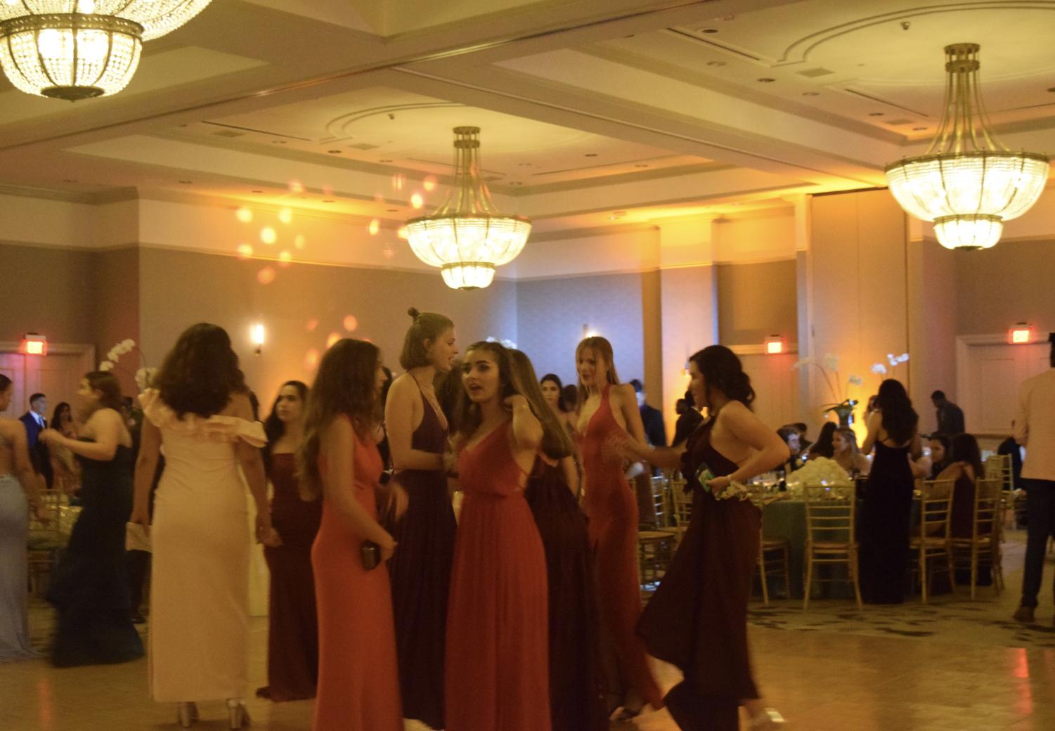 Seniors Dance the Night Away at Prom