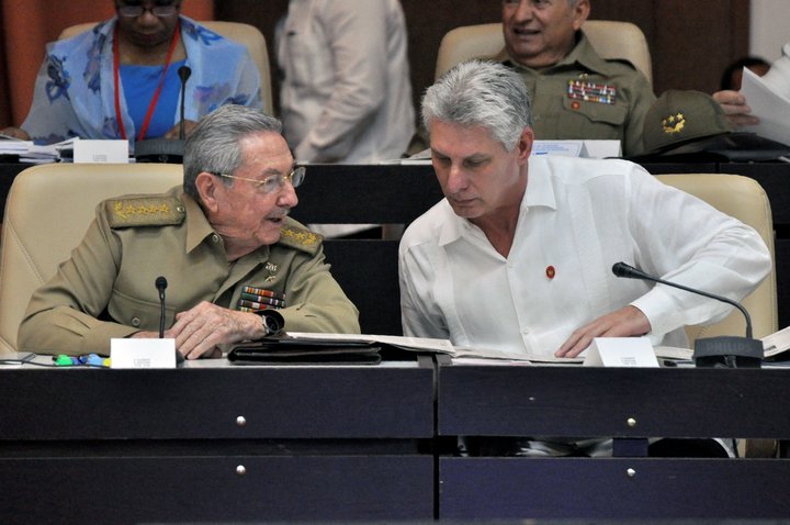 Presidente Cubano Raul Castro (I) y Primer vicepresidente Miguel Díaz-Canel hablan durante los comités permanentes de trabajo de la Asamblea Nacional del poder popular en la Habana.