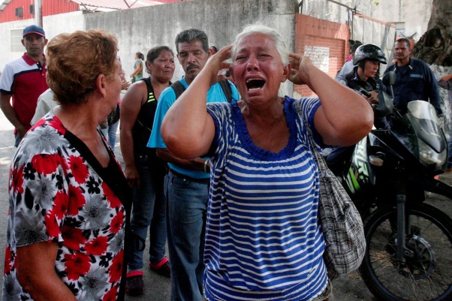 Madre de unos de los dagnificados de el incendio en la cárcel venezolana, llora exhaustivamente por el triste final que tuvo la vida de su hijo.