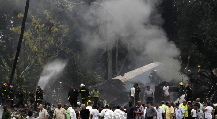 El desplomo del vuelo de la Habana a Holguín deja a 111 muertos, de los cuales solo cuatro sobrevivieron el derrumbo. De esos cuatro, solo tres mujeres llegaron al hospital con quemaduras severas y fracciones múltiples. 