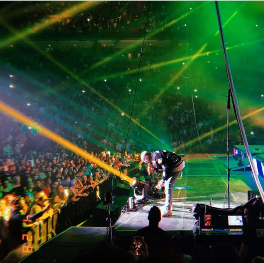 Entre luces predominantes y un público ansioso, Bad Bunny cantaba sus mejores temas como nunca antes ya que tenía la fuerza de Miami en su tour #lanuevareligion