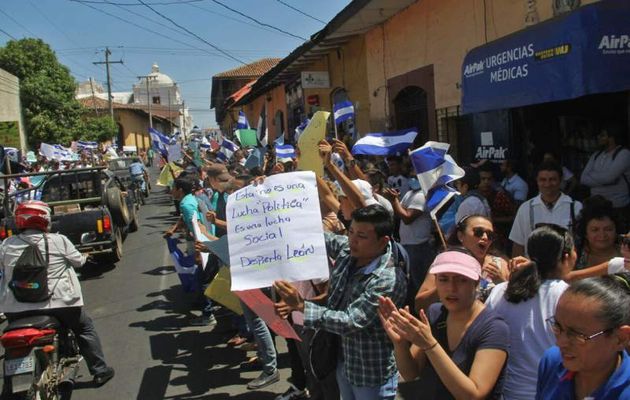 Varios grupos de cuídanos aguantan carteles y la bandera nacional en las calles tratando de demonstrar lo que el público en realidad presenta en León. En otras ciudades podrían encontrar a protestantes en motocicletas gritando para evadir mas muertes y atropellos de sus derechos. 