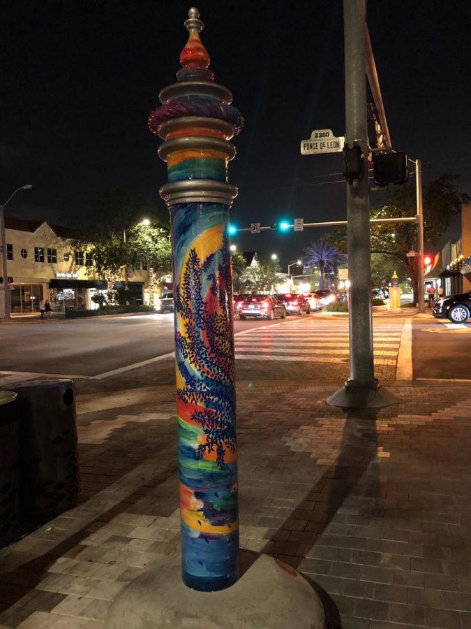 Postes que estan expuestos en las calles centrales de Coral Gables hacen alusión a la ciudad italiana; Venecia. 