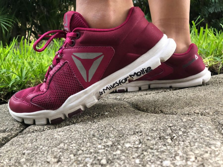 Gente alrededor de todo Estados Unidos escribe el hashtag de #milesformollie en sus zapatos deportivos para dedicarle las millas que corran. 