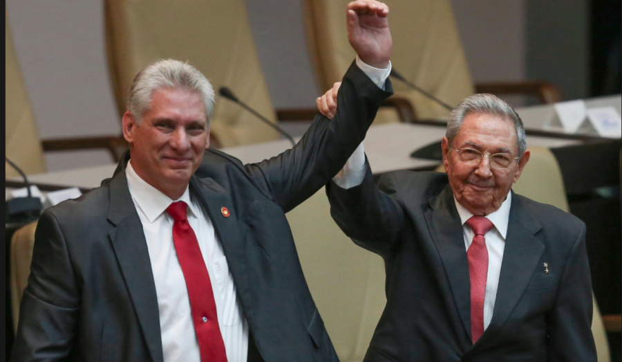 Miguel Díaz-Canela con Raul Castro, en su toma del poder.