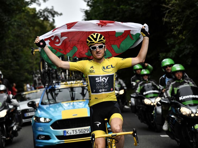 Geraint+Thomas+leads+the+Tour+de+France%2C+waving+the+Welsh+Flag.